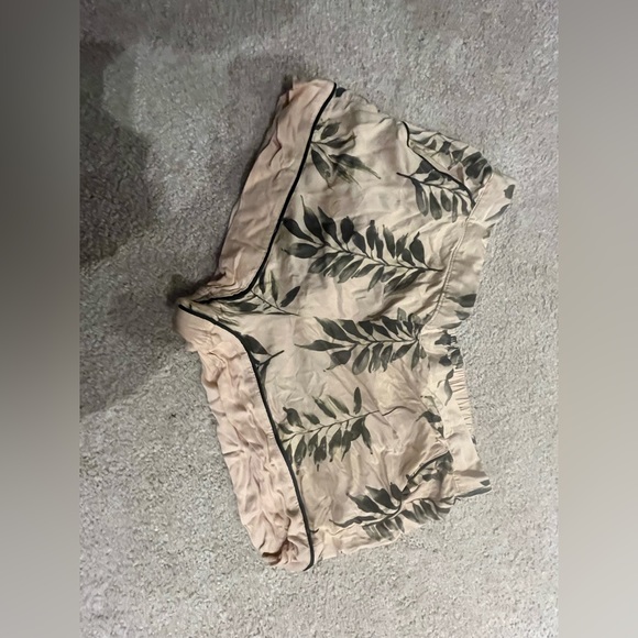 Cute Pyjama pants. Only worn once. Comes with shorts and pant together - Picture 2 of 3